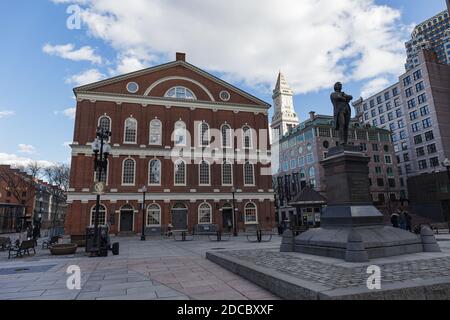 BOSTON, MA, USA - 28. FEBRUAR 2020: Straßenszene auf dem Quincy Market mit Menschen Stockfoto