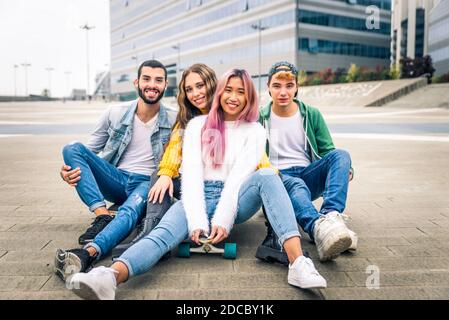 Glückliche junge Menschen treffen sich im Freien - Gruppe von fröhlichen Jugendlichen Spaß, Konzepte über Teenager, Lebensstil und Generation z Stockfoto