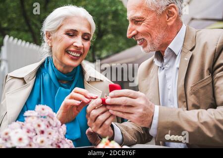 Schöne ältere Paar aus im Freien - Älteres Paar feiert marrige Vorschlag, Konzepte über ältere Menschen und Lebensstil Stockfoto