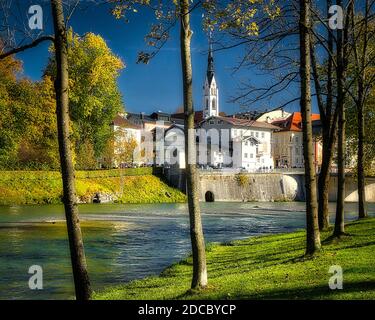 DE - BAYERN: Bad Tölz mit Isar im Vordergrund (HDR-Bild) Stockfoto