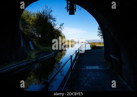 Verlassen Sie den Roughcastle Tunnel auf dem Aquädukt zum Falkirk Wheel in Falkirk, Schottland, Großbritannien Stockfoto