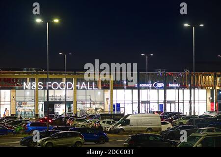 Marks und spencer und Stiefel Chemiker bei den Quellen thorpe park Retail Park leeds at Twilight united Kingdom Stockfoto