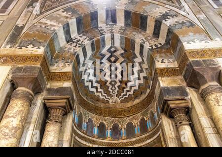 Komplex von Sultan Hasan, Kairo, Ägypten, Innere des Mausoleums, Detail der Intarsien mihrab Stockfoto