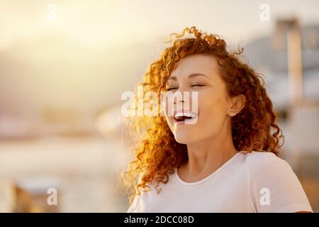 Frau singt am Strand Stockfoto