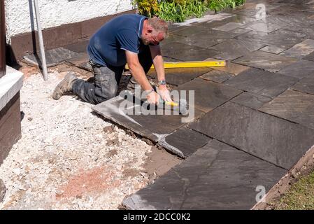 Mann legt indischen Stein Terrasse Stockfoto