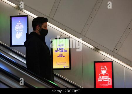 London, Großbritannien, 19. November 2020: Während Englands nationaler Aussperrung benutzen die Menschen immer noch die Londoner U-Bahn, mit Erinnerungen an das Tragen von Masken und sozialer Distanz. Anna Watson/Alamy Live News Stockfoto