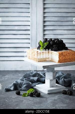 Kokosmehl Kuchen mit Sahne und Brombeeren, selektive Fokus Stockfoto
