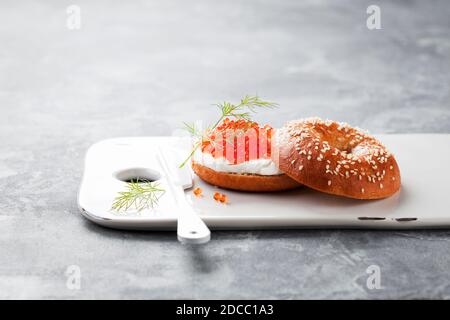 Frische hausgemachte Bagel-Sandwiches mit Frischkäse und rotem Kaviar, selektiver Fokus Stockfoto