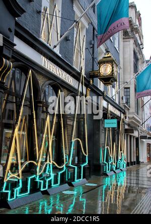 London, Großbritannien. November 2020. Der amerikanische Luxusschmuckhändler Tiffany & Co. Wurde mit Neonlichtern in Form von Weihnachtsbäumen vor dem Old Bond Street Store installiert. Trotz der National Covid-19 Lockdown, die alle nicht wichtigen Geschäfte bis mindestens 2. Dezember geschlossen hat, haben die berühmten Luxusjuweliers, Tiffany & Co haben vor ihrem Old Bond Street Store ein Neonlicht-Display in Form von Weihnachtsbäumen installiert. Kredit: SOPA Images Limited/Alamy Live Nachrichten Stockfoto
