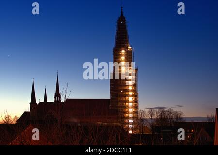 20. November 2020, die Silhouette des St. Petri Doms in Schleswig mit beleuchteten Gerüsten an einem frostigen Morgen mit einem fast wolkenfreien Himmel im November. Blick von Norden. Der Dom ist die Predigtkirche des Bischofs von Schleswig und Holstein der Evangelisch-Lutherischen Kirche in Norddeutschland. Weltweite Nutzung Stockfoto