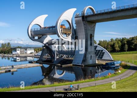 Kanalboot, das von der Spitze des Falkirk Wheel rotierenden Bootslifts in Falkirk, Schottland, Großbritannien, absteigt Stockfoto