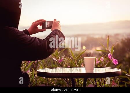 Reisender Mann trägt Pullover und mit Smartphone zu nehmen Foto Stockfoto