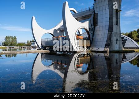 Kanalboot, das von der Spitze des Falkirk Wheel rotierenden Bootslifts in Falkirk, Schottland, Großbritannien, absteigt Stockfoto