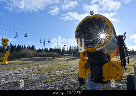 20. November 2020, Thüringen, Oberhof: Neue Schneekanonen stehen neben dem Sessellift auf der Fallbachabfahrt. Die Oberhofer Freizeit- und Tourismus GmbH, die den Fallbachlift im berühmtesten Wintersportzentrum Thüringens betreibt, verfügt hier über 17 Schneekanonen. Vor dem geplanten Start der Wintersportsaison im Thüringer Wald dominieren Corona-Sorgen die Planung in den Skigebieten. Das gilt insbesondere für die Skilifte und das Catering entlang der Loipen, berichtet der Landesverband Thüringer Wald. Foto: Martin Schutt/dpa-Zentralbild/dpa Stockfoto