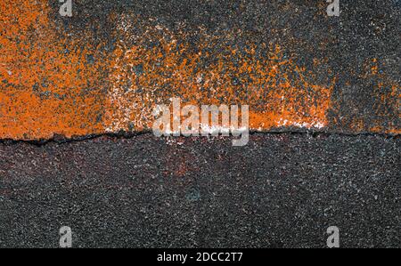 Abstrakte Komposition auf dem Asphalt. Abstraktes Zeichen auf Asphalt Hintergrund. Textur der Asphaltstraße mit Flecken und Muster der alten geknackten Asphaltdecke Stockfoto