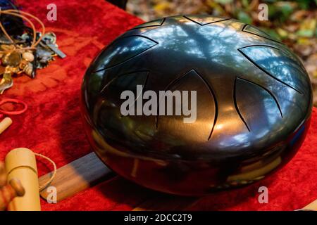 Nahaufnahme der Stahlzungentrommel auf dem orientalischen Markt Stockfoto