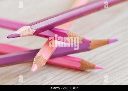 Pink Stacked Bleistifte - Konzept der Frauen und Teamarbeit Stockfoto