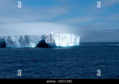 Ein riesiger blauer Eisberg schwimmt in Admiralty Bary, Antarktis. Stockfoto