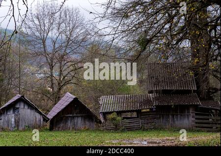 Die alten verlassenen Holzhäuser im russischen Dorf Stockfoto