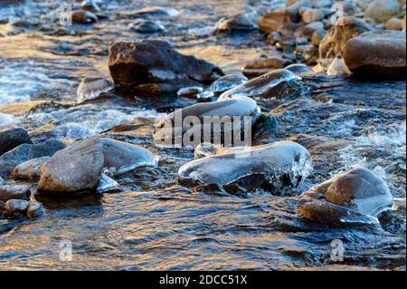 Landschaft mit Bergfluss im Herbst Stockfoto