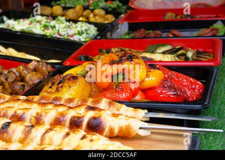 Paprika im Picknick geröstet. Gegrillter roter Pfeffer auf dem Lebensmittelmarkt auf der Straße. Street Food und Outdoor-Kochkonzept. Stockfoto