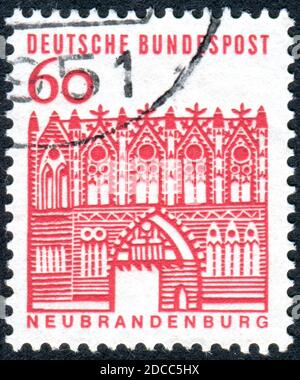 DEUTSCHLAND - UM 1964: Eine in Deutschland gedruckte Briefmarke, ausgestellt von Treptow Gate, Neubrandenburg, um 1964 Stockfoto