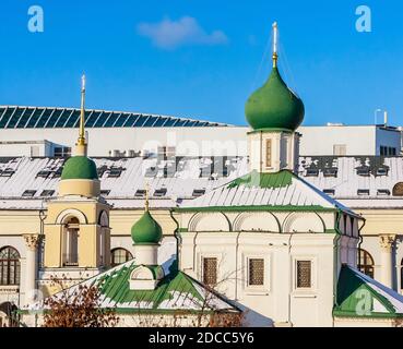 Alter englischer Hof und die Kirche von Maxim dem Seligen auf Varvarka. Blick von der Seite des Zaryadye Parks. Moskau. Russland Stockfoto