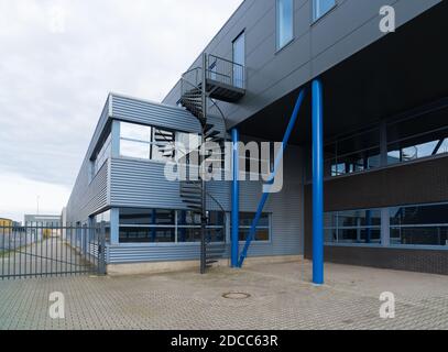 Außenansicht eines modernen Bürogebäudes mit einer Wendeltreppe Angehängt Stockfoto