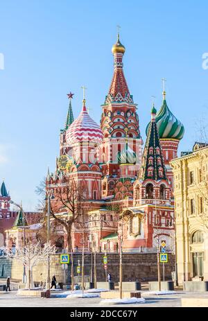 St. Basil's Cathedral auf dem Roten Platz von der Seite der Varvarka Straße. Moskau. Russisch Stockfoto