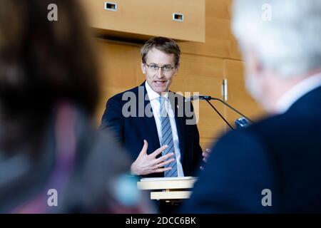 Kiel, Deutschland. November 2020. Daniel Günther (CDU), Ministerpräsident von Schleswig-Holstein, spricht in seiner Abschiedsrede als Präsident des Landesverfassungsgerichts in Richtung Bernhard Flor (r). Seine Amtszeit endet nach mehr als zwölf Jahren am 31. Dezember 2020. Kredit: Frank Molter/dpa/Alamy Live Nachrichten Stockfoto