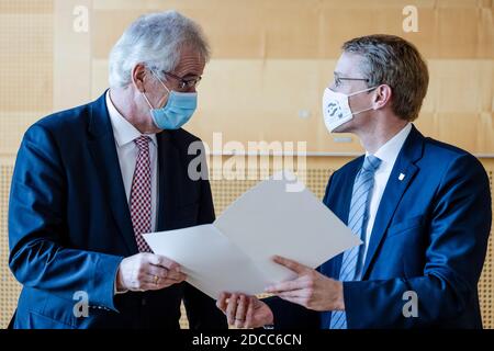 Kiel, Deutschland. November 2020. Bernhard Flor (l.) erhält eine Urkunde von Daniel Günther (CDU), Ministerpräsident von Schleswig-Holstein. Flors Amtszeit als Präsident des Staatsverfassungsgerichts endet nach mehr als zwölf Jahren am 31. Dezember 2020. Kredit: Frank Molter/dpa/Alamy Live Nachrichten Stockfoto