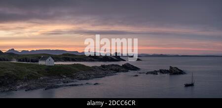 Der alte Lachs-Angeln bothy bei Clachtaut bei Sonnenaufgang. Stockfoto