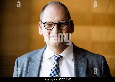 Kiel, Deutschland. November 2020. Christoph Brüning schaut in die Kamera. Der Anwalt wurde zum neuen Präsidenten des Landesverfassungsgerichts Schleswig-Holstein gewählt. Der Professor für Öffentliches Recht und Verwaltungswissenschaften an der Universität Kiel war bereits seit Februar 2018 Vizepräsident am Ehrengericht in Schleswig. Kredit: Frank Molter/dpa/Alamy Live Nachrichten Stockfoto