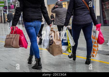 Im Zentrum von Cardiff, wo Geschäfte geöffnet sind und die Menschen in Zahlen sind, können sie im Vorfeld von Weihnachten unwesentliche Gegenstände kaufen. Die Beschränkungen in ganz Wales wurden nach einer zweiwöchigen „Feuerpause“-Sperre gelockert. Stockfoto