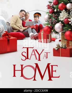 frohe weihnachten, glückliche Familie mit zu Hause bleiben Infografiken Text, weihnachten Lockdown Konzept zu Hause bleiben Social Media Kampagne für coronavirus preve Stockfoto