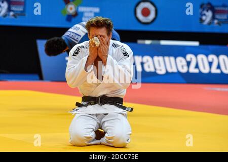 Prag, Tschechische Republik. November 2020. Judoka von Belgien MATTHIAS CASSE verlor den Kampf gegen Tato Grigalashvili von Georgien während der Männer´s unter 81kg Spiel im Rahmen der Judo-Europameisterschaft in Prag, Tschechische Republik, 20. November 2020. Kredit: VIT Simanek/CTK Foto/Alamy Live Nachrichten Stockfoto