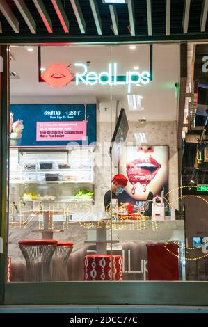 RedLips eine Sichuan Dry mala Restaurantkette in Xujiahui U-Bahnstation in Shanghai. Stockfoto