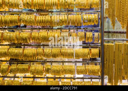 Goldschmuck an der Gold Street, auch Gold Souk genannt, in der Stadt Dubai, VAE Stockfoto