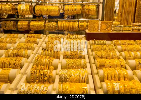 Goldschmuck an der Gold Street, auch Gold Souk genannt, in der Stadt Dubai, VAE Stockfoto