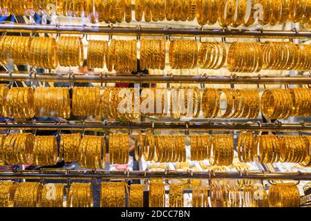 Goldschmuck an der Gold Street, auch Gold Souk genannt, in der Stadt Dubai, VAE Stockfoto