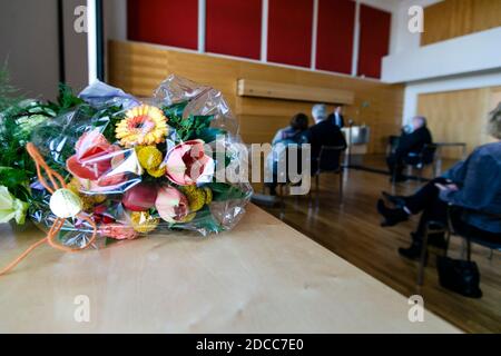 Kiel, Deutschland. November 2020. Blumen liegen auf einer Fensterbank in der Schleswig-Holsteinischen Halle. Zwei neue Richterinnen, die Vizepräsidentin und die neue Präsidentin des Verfassungsgerichts wurden hier ernannt. Kredit: Frank Molter/dpa/Alamy Live Nachrichten Stockfoto