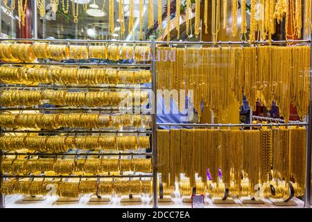 Goldschmuck an der Gold Street, auch Gold Souk genannt, in der Stadt Dubai, VAE Stockfoto