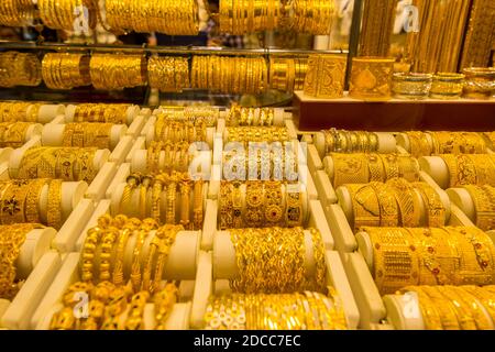 Goldschmuck an der Gold Street, auch Gold Souk genannt, in der Stadt Dubai, VAE Stockfoto