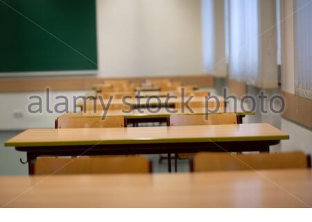 Unbesetzte Schreibtische in einem Klassenzimmer in Bayern, da sich immer mehr Lehrer und Schüler aufgrund des Corona-Virus selbst isolieren müssen. Stockfoto