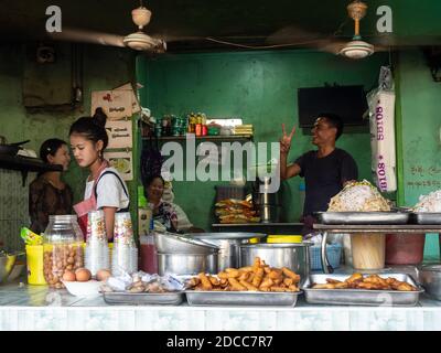 Restaurant Küche mit Küchenpersonal trägt die traditionelle Thanaka Make-up in Myeik, Tanintharyi Region von Myanmar Stockfoto