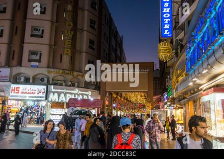 Nachtansicht der Gold Street, Gold Souk, in Dubai, Vereinigte Arabische Emirate. Stockfoto