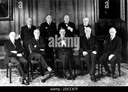 Premierminister Neville Chamberlain und sein Kriegskabinett, darunter Sir Winston Churchill, im November 1939. Stockfoto