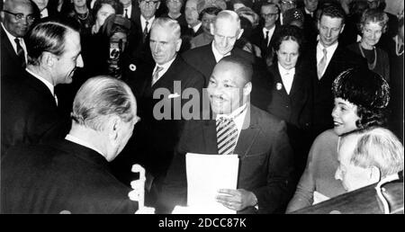 Der Führer der Bürgerrechtsbewegung in Amerika, der Reverend Martin Luther King, nahm seinen Friedensnobelpreis 1964 in Oslo, Norwegen von König Olav entgegen. Stockfoto