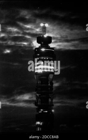 Der BT Tower in London, aufgenommen im Mondlicht im Jahr 1960s, als er als Postamt Tower bekannt war Stockfoto