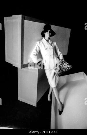 Ein Modelmodell posiert mit großen Schuhkartons in einem Shooting für Harpers Bazaar in den 1960er Jahren, aufgenommen vom berühmten Modefotografen Richard Dormer Stockfoto